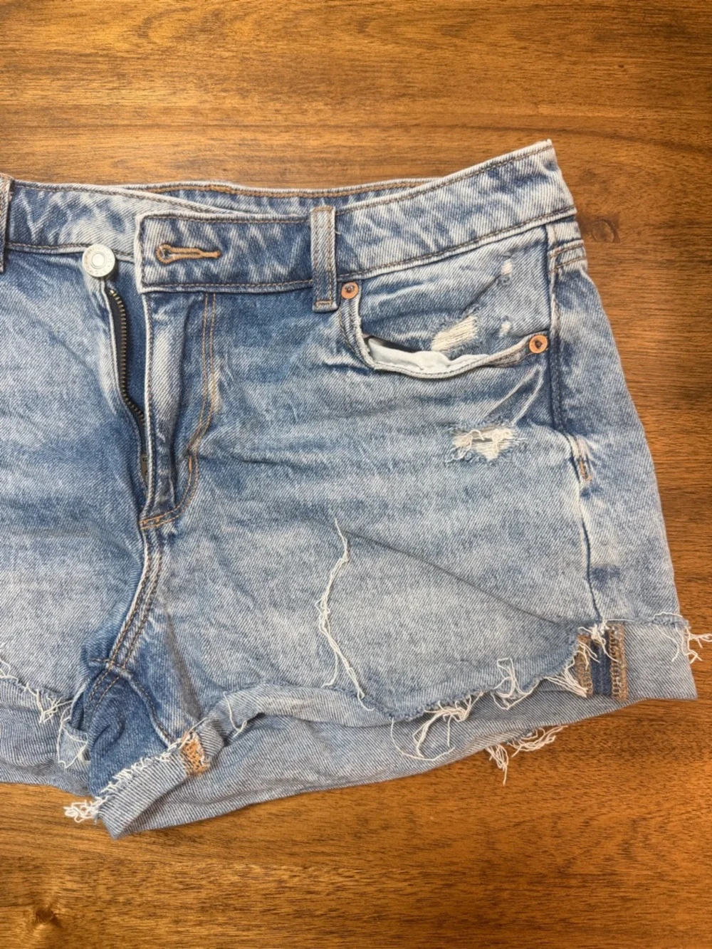 American Eagle Women's Light Blue Distressed Stretch Mom Shorts